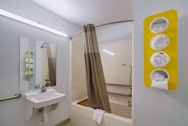 غرفة بسرير كينج بجاكوزي، Motel6 Moss Point, MS 8/10