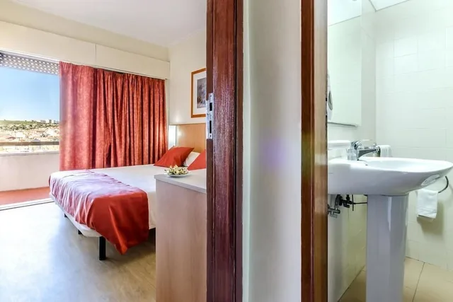 غرفة بسرير مزدوج أو سريرين منفصلين بحمام خاص، Residencial Jardim Da Amadora 6/6