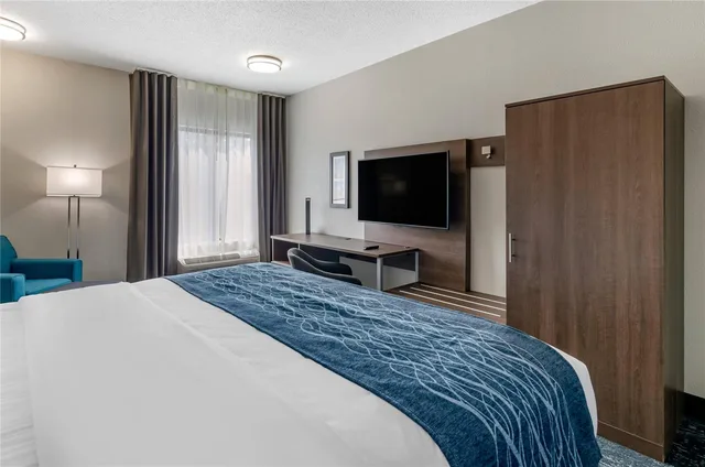 Room, King Bed, Comfort Inn & Suites Troutville-Roanoke North 2/4