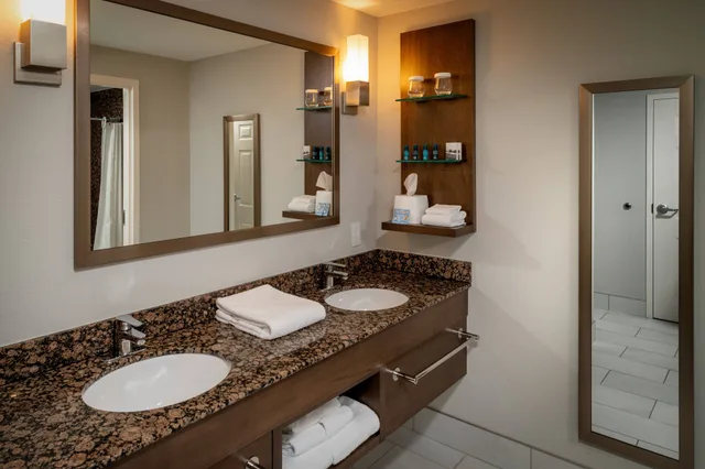 غرفة بسريرين كوين مع أريكة، Delta Hotels By Marriott Huntington Mall 3/7