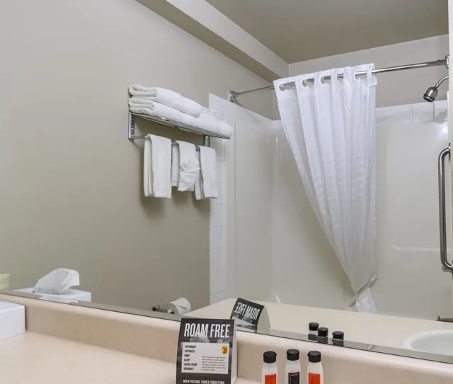 Basement, 3 Queen Beds، Super 8 by Wyndham Cochrane 2/2