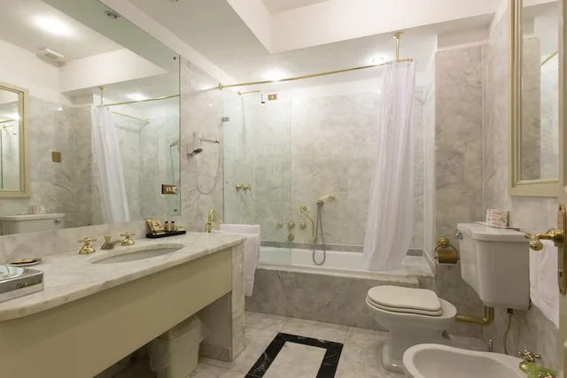 غرفة قياسية بسرير مزدوج بإطلالة على البحيرة، Palace Grand Hotel Varese 6/8
