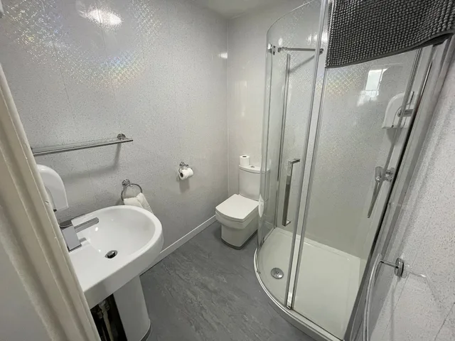Gold, Family, Twin Beds, 1 Double and 1 Single Bed, Sea View, Sofa، Hotel Mon Ami 5/5