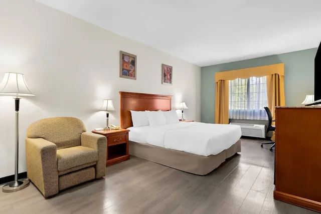 Upgrade, King Bed، Quality Inn & Suites McAlester on Hwy 69 2/5