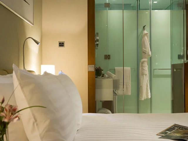 Standard, Queen Bed, Novotel Citygate Hotel Hong Kong 6/8