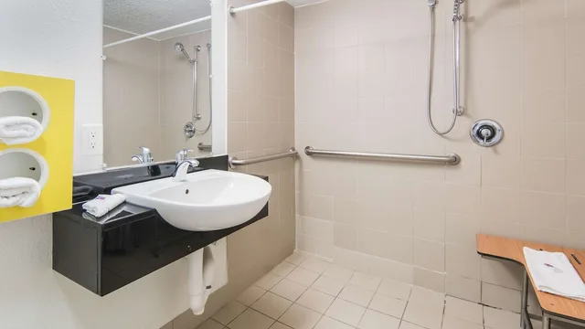 غرفة قياسية بسرير كينج، Motel6 Addison, TX - Dallas 10/10