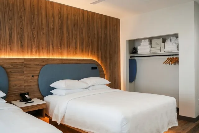 Premium Two Queen Room with Balcony، Hotel Lydia 2/10