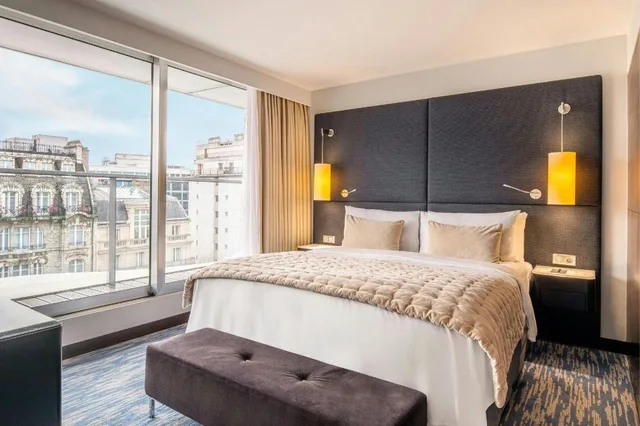 Suite, King Bed, Eiffel View, Terrace, High Floor، Renaissance Paris Arc de Triomphe Hotel 3/10