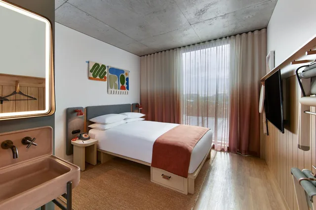 غرفة بسرير كينج وسرير كوين، Moxy Sydney Airport 4/10