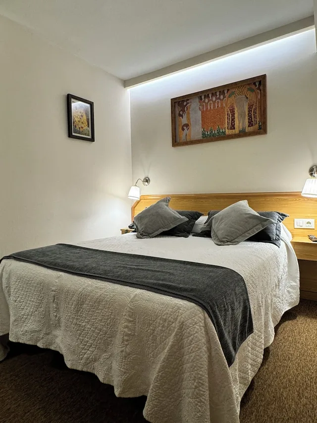 غرفة صغيرة بسرير مزدوج، Nest Style Santiago 2/5