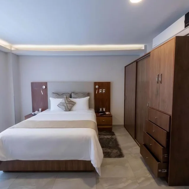 جناح تنفيذي، J. Towers Hotel Suites 6/10