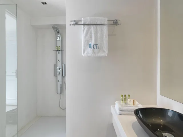 Superior, Double Bed, Caldera View, Hot Tub, Lilium Hotel Santorini 5/9
