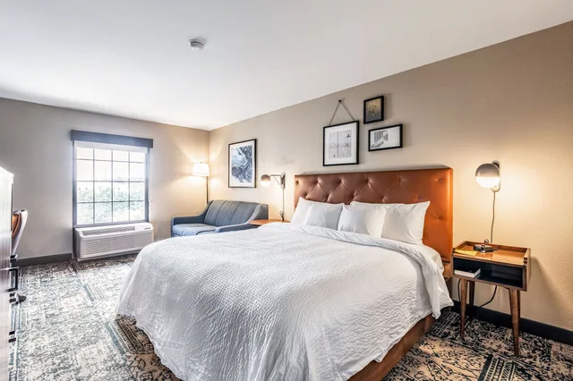غرفة ديلوكس بسرير كينج مع أريكة، Four Points by Sheraton Greensboro Airport 2/5