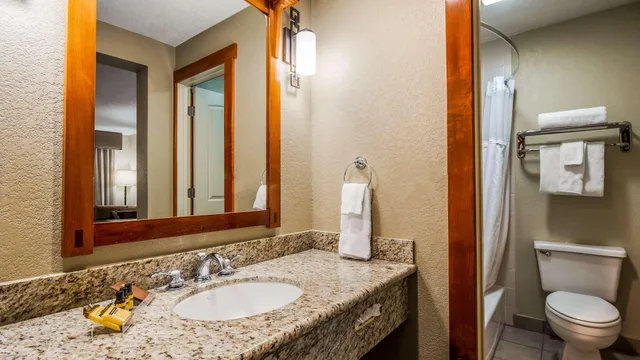 غرفة بسرير كوين مع أريكة لذوي الإعاقة، Best Western Plus High Country Inn 6/10