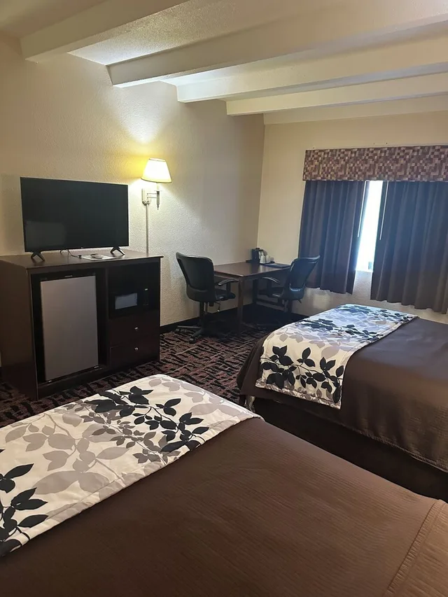 Standard, 2 Queen Beds, Rodeway Inn Zanesville OH 4/7