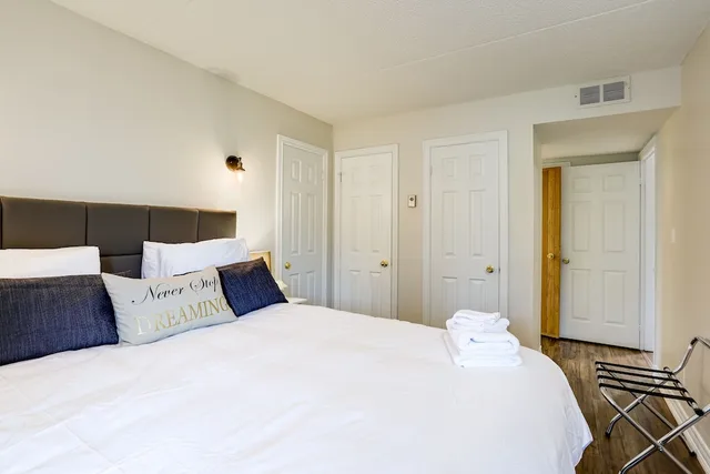Green, 3 Queen Beds, Sofa, The Lodges At Blue Mountain Wintergreen Condos 5/10