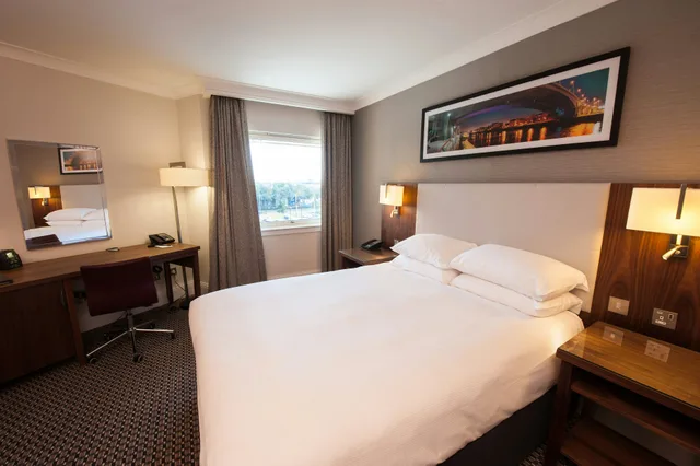 Guest Room, Family, King Bed, Doubletree By Hilton Strathclyde 1/4