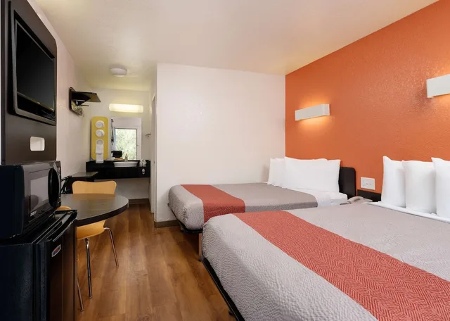 غرفة قياسية بسريرين مزدوجين، Motel6 Camarillo, CA 2/10