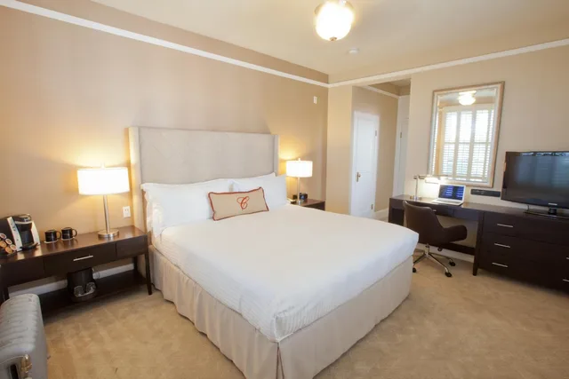 غرفة ديلوكس بسرير كينج، Cardinal Hotel 1/2
