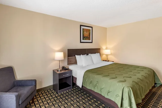 غرفة قياسية بسرير كينج للمدخنين، Quality Inn Duluth 2/7
