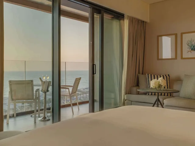 Beach Pool, Deluxe, King Bed، Movenpick Resort Al Marjan Island 8/10