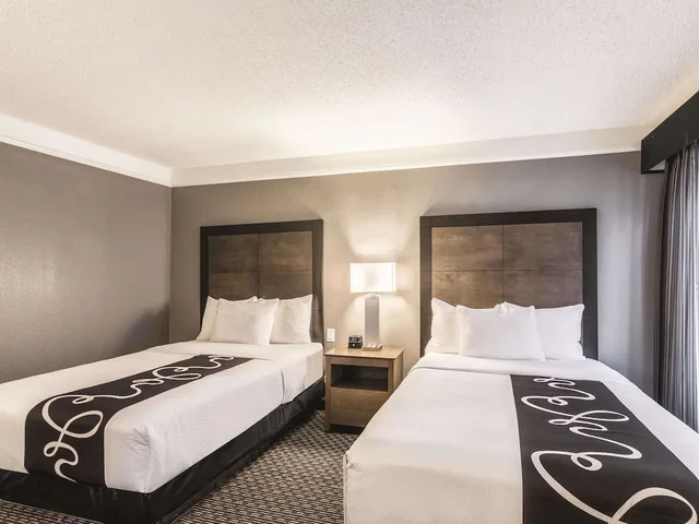 غرفة بسريرين مزدوجين بإطلالة، La Quinta Inn and Suites by Wyndham Austin Near The Domain 2/2