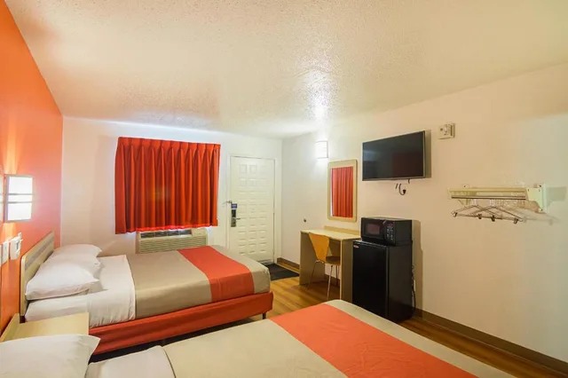 2 Queen Beds - Non-Smoking, Micfridge, View، Motel6 Saanichton, BC - Victoria Airport 1/10