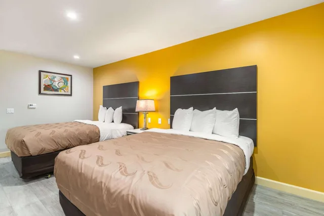 جناح بسريرين كوين لذوي الإعاقة، Quality Inn Banning I-10 3/8