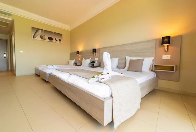 غرفة قياسية رباعية بأربعة أسرّة بإطلالة على البحر، Riadh Palms Resort & Spa 1/8