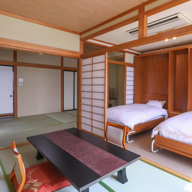 غرفة يابانية بسريرين منفصلين بإطلالة على البحيرة في الطابق العلوي، HOTEL KORYU 3/3