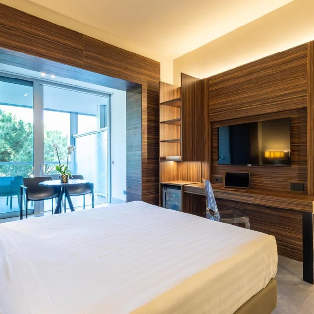 Room, Double Bed, Side Sea View، Waldorf Suite Hotel 1/3