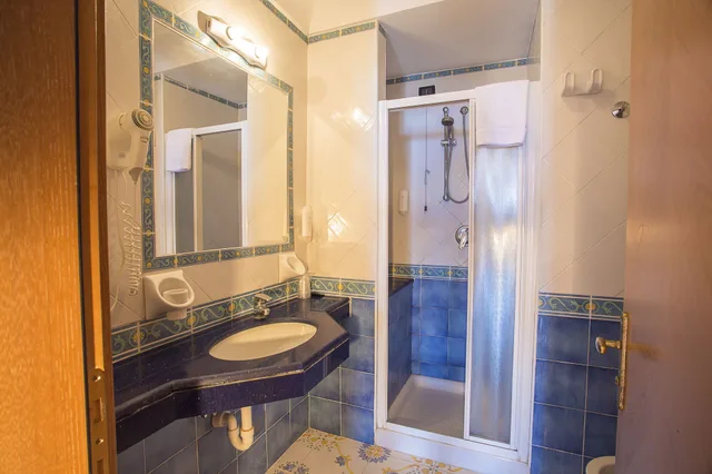 غرفة قياسية بسرير مزدوج أو سريرين منفصلين، Hotel Terme Saint Raphael 6/7