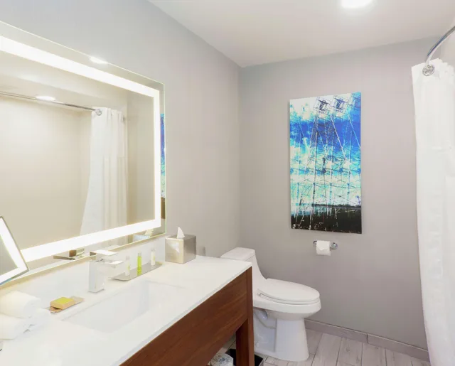 غرفة بسرير مزدوج بغرفتي نوم، Doubletree Hotel Bakersfield 1/1