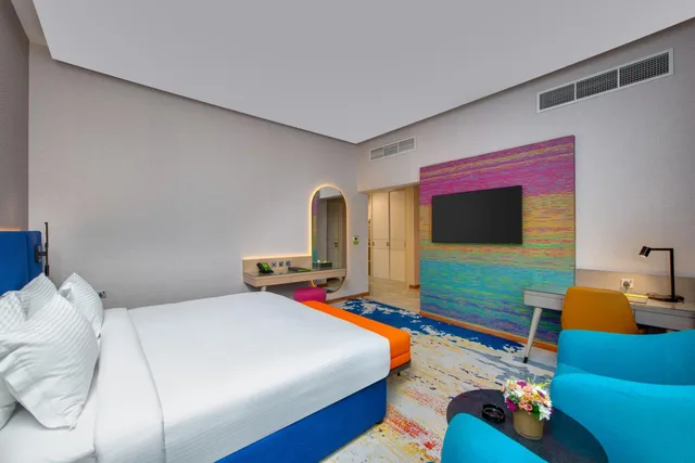 غرفة بسرير كينج وسرير كوين بإطلالة على المدينة، La Quinta by Wyndham Abu Dhabi Al Wahda 3/8