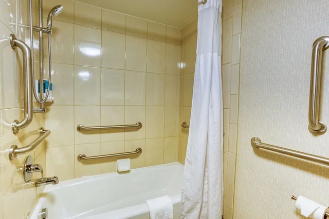 غرفة ديلوكس بسريرين كوين بحوض استحمام في طابق مرتفع لذوي الإعاقة، Drury Inn and Suites St Louis Collinsville 4/4