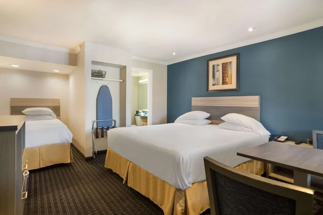 Standard, 1 Queen and 1 Single Bed, SureStay Hotel by Best Western San Rafael 7/8