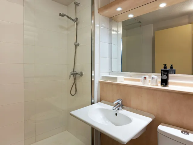Pop, Double Bed، Greet Hotel Villeneuve La Garenne 10/10