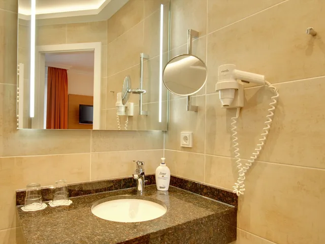 غرفة كومفورت ثلاثية بسرير كينج مع أريكة، Hotel Kriemhild Am Hirschgarten 5/7
