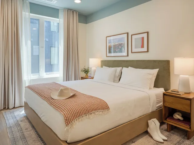 جناح بسرير كينج بغرفة نوم واحدة مع أريكة، The Gilmore, an AvantStay Hotel 1/5
