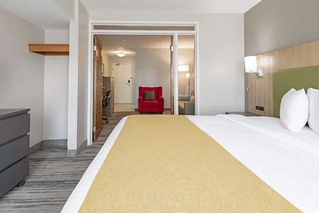 جناح بسرير كينج بغرفة نوم واحدة مع أريكة، SureStay by Best Western Lewisville Dallas 1/3