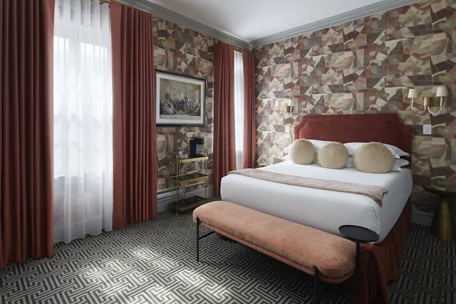 Deluxe, Queen Bed, Rittenhouse 1715 9/10