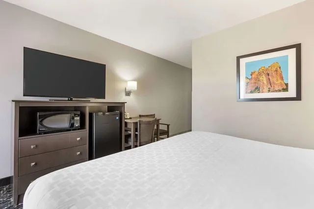 غرفة قياسية بسرير كينج، Best Western Plus Sun Canyon 4/7