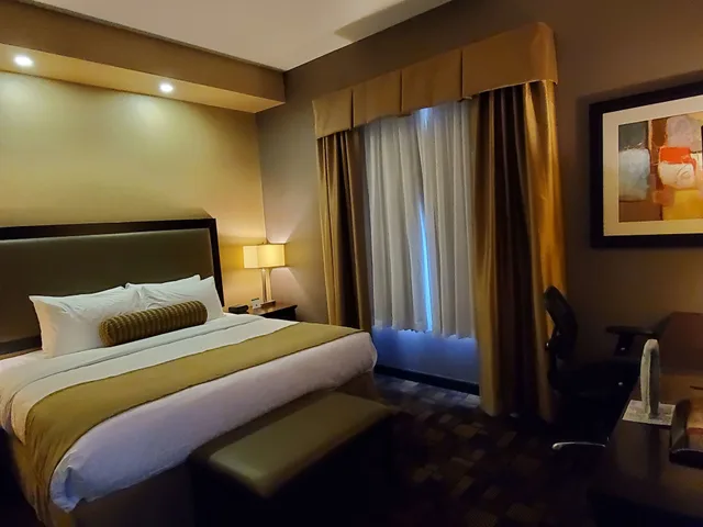 غرفة قياسية بسرير كينج لذوي الإعاقة، Best Western Plus Fox Creek 1/7
