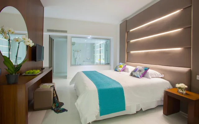 Suite, King Bed, Sea Front, Terrace، King Evelthon Beach Hotel and Resort 2/4