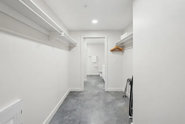 غرفة بسرير كوين بشرفة بغرفة نوم واحدة مع أريكة، Placemakr Salt Lake City Downtown, Apartments by Hilton 5/5