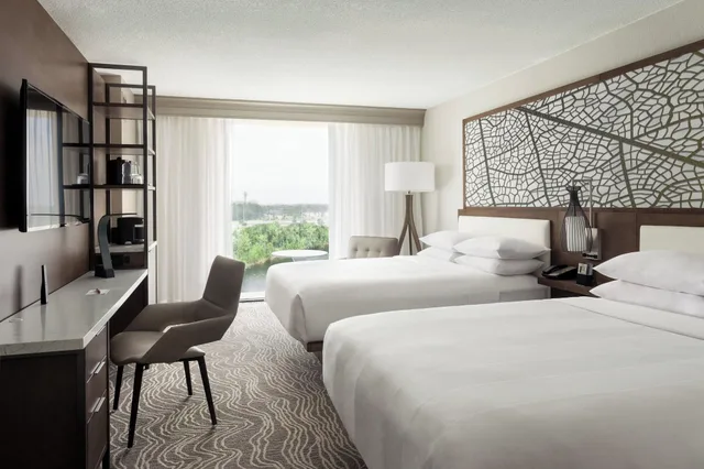 غرفة بسرير مزدوج بإطلالة على البحيرة، Orlando Airport Marriott Lakeside 1/2