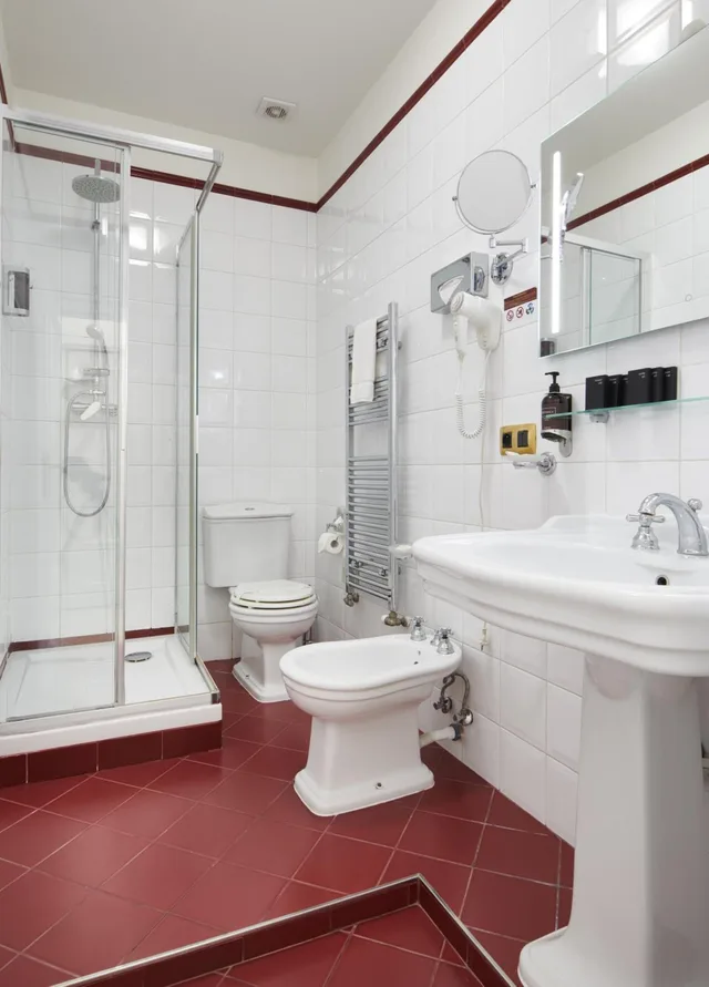 جناح بسريرين كوين، Hotel Bologna 1/1