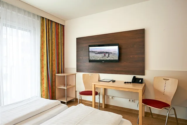 غرفة ديلوكس بسريرين منفصلين بإطلالة على الفناء، Kolping Wien Zentral Hotel 7/10