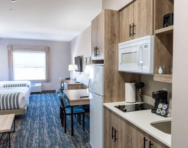 Executive, Suite, King Bed, Sofa, Kitchen, Large, Best Western Premier Executive Residency Medicine Hat 9/10
