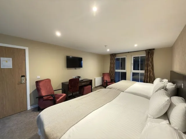 غرفة تنفيذية عائلية بسرير مزدوج مع أريكة في الطابق الأرضي، Belvilla Inverness Craigmonie Hotel 4/10